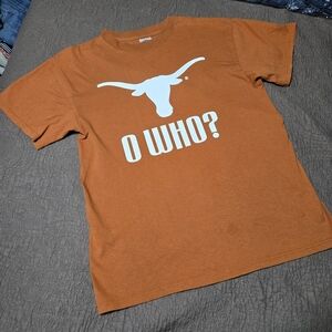 UT Texas University O WHO RED RIVER RIVALRY tee with Bevo logo football, M